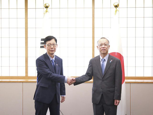 박 차관은 같은 날 후나코시 사무차관과 한일 외교차관회담을 갖고, 양국 관계 및 지역 현안에 대해 논의했다. 사진은 후나코시 사무차관과 악수하는 박 차관. /외교부