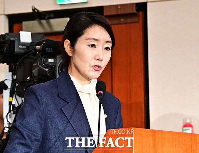 민주당보좌진협의회(민보협) 역대 회장들은 16일 입장문을 내고 "이재명 정부의 성공을 위해서라도 강 후보자는 즉각 국민 앞에 진정성 있는 사과를 하고, 장관 후보직에서 자진 사퇴함으로써 최소한의 책임을 져야 할 것"이라고 목소리를 높였다. /배정한 기자