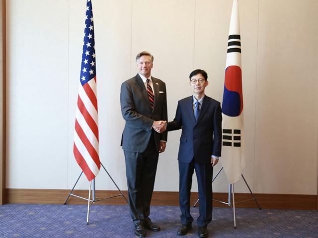 이날 박 차관은 랜다우 부장관과 새 정부 출범 이후 첫 한미 외교차관 회담을 갖고, 한미동맹 강화와 주요 현안에 대해 협의했다. 사진은 랜다우 부장관과 악수하는 박 차관. /외교부