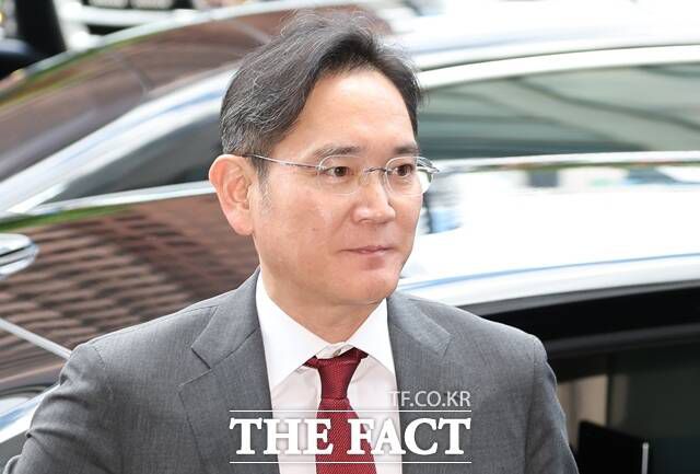 이재용 삼성전자 회장이 지난해 5월 서울 중구 롯데호텔에서 열린 빈 자이드 알 나하얀 아랍에미리트 대통령과의 간담회에 참석하기 위해 이동하고 있다. /더팩트 DB