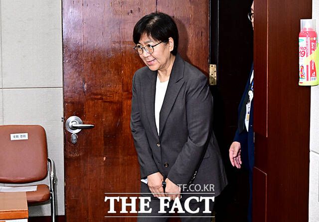 청문회장 들어서는 정은경 보건복지부 장관 후보자.