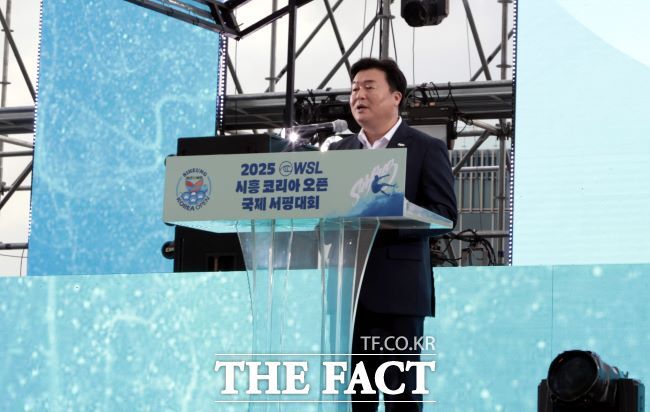 임병택 시흥시장이 WSL 시흥 코리아 오픈 개막식에서 인사말을 하고 있다./시흥시
