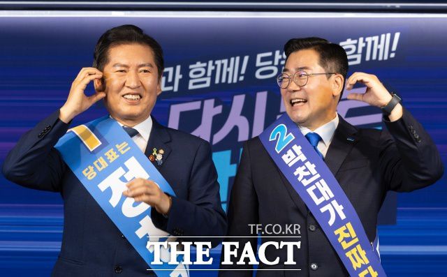 정청래(왼쪽) 더불어민주당 당대표 후보자와 박찬대 더불어민주당 당대표 후보자가 19일 서울 여의도 더불어민주당 중앙당사에서 열린 더불어민주당 당대표 및 최고위원 선출을 위한 충청권 합동연설회에 앞서 기념촬영을 하고 있다. /뉴시스