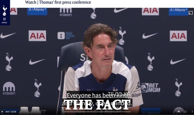 19일 레딩과 프리시즌 첫 경기를 앞두고 취임 후 첫 기자회견을 갖고 있는 토트넘의 토마스 프랑크 감독./토트넘