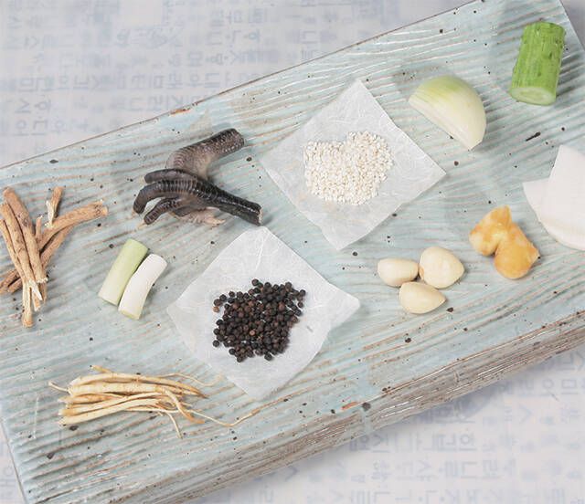 우리맛닭을 활용한 삼계탕을 만들기 위한 기본육수에 들어가는 재료./농촌진흥청