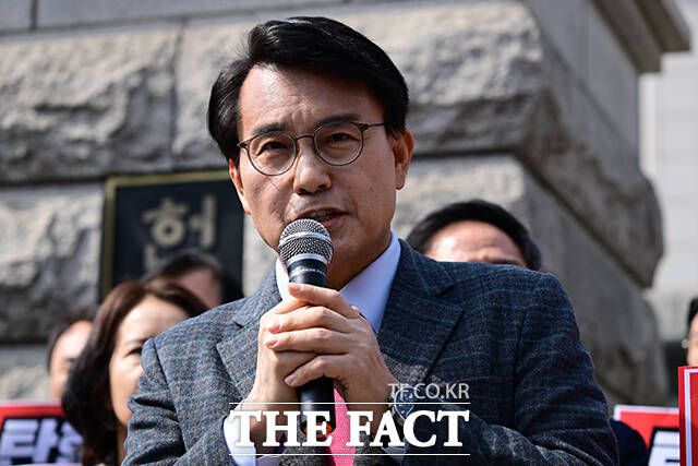 윤상현 국민의힘 의원이 24일 오전 서울 종로구 헌법재판소 앞에서 한덕수 국무총리 탄핵심판 '기각' 선고와 관련해 기자회견을 하고 있다./남윤호 기자
