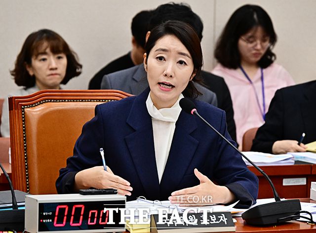 강선우 여성가족부 장관 후보자가 14일 오후 서울 여의도 국회 여성가족위원회에서 열린 인사청문회에 참석해 질의에 답변을 하고 있다. /배정한 기자