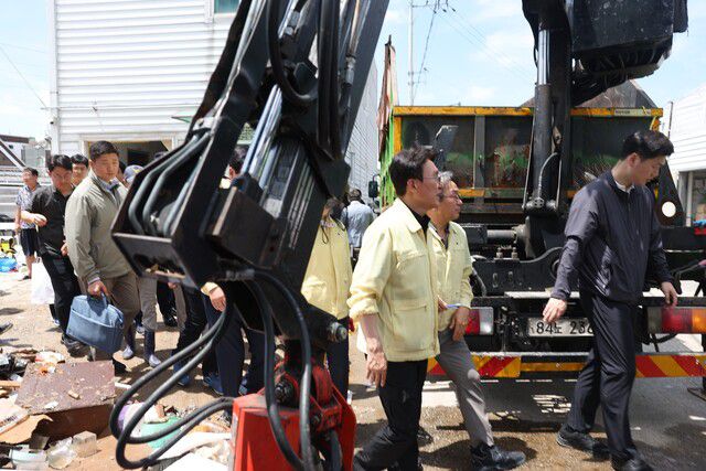 김 총리는 이날 현장 점검 뒤 취재진과 만나 '이재민을 위한 소통 창구 필요성'과 관련한 물음에 "총리실이 직접 소통하는 창구를 하나 개설해서 입구를 다양화하는 것"이라며 "가칭 '총리의 전화'라든지 이런 이름으로 준비를 하고 있다"고 말했다. /김 총리 페이스북 갈무리