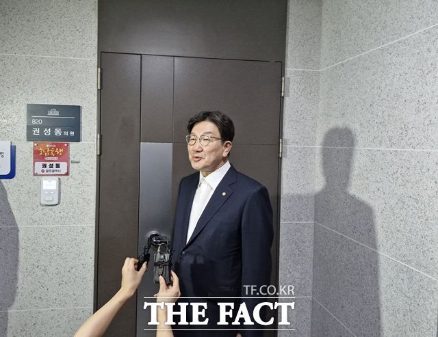 권성동 국민의힘 의원이 18일 "소위 말하는 건진법사나 통일교 관계자와의 금품 수수 사실에 대해 전혀 아는 바가 없고 관여하거나 개입한 바가 없다"며 "전 결백하고 깨끗하다"고 밝혔다. 이날 정오께 권 의원이 국회 의원회관 자신의 의원실 앞에서 기자들과 만나 관련 입장을 밝히는 모습. /신진환 기자