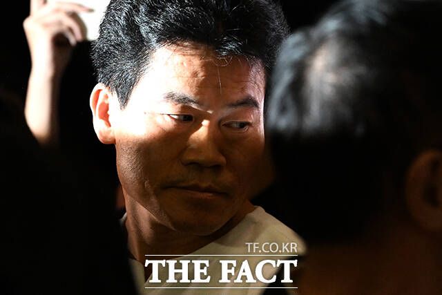 국민의힘이 윤석열 전 대통령의 탄핵 반대 집회를 주도했던 한국사 강사 전한길 씨의 입당을 두고 극심한 혼선을 겪고 있다. 사진은 6·3 대선을 앞두고 전 씨가 지난 5월 21일 서울 동대문의 한 영화관을 찾아 영화 '부정선거, 신의 작품인가' 관람을 마치고 나오는 모습. /서예원 기자