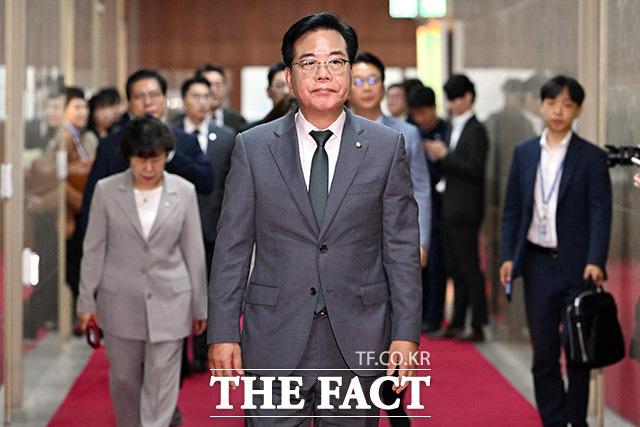 송언석 국민의힘 비상대책위원장 겸 원내대표와 국민의힘 법제사법위원들이 18일 국회의장실 앞에서 무차별적 압수수색 영장남발 협조 관련 항의방문을 마치고 이동하고 있다. /남용희 기자