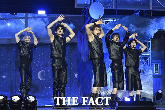 투모로우바이투게더가 21일 오후 서울 동대문구 경희대학교 평화의전당에서 열린 '별의장:TOGETHER' 발매 기념 쇼케이스에 참석해 타이틀곡 'Beautiful Strangers' 무대를 펼치고 있다. /장윤석 기자