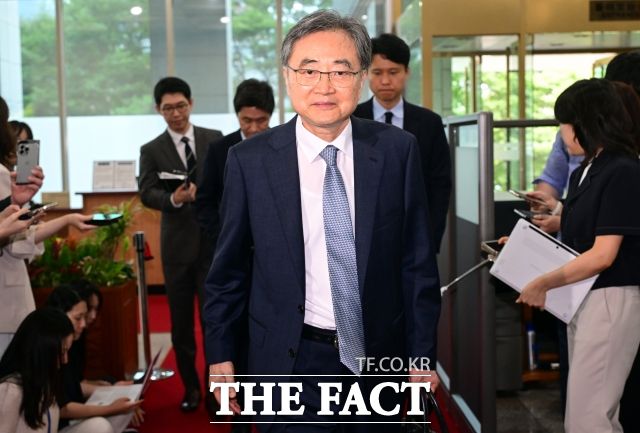 조 장관은 이날 취임사에서 "새 정부는 초유의 상황에서 출범했고 외교부에 대한 우리 국민의 기대는 매우 크다"며 "이러한 기대에 부응해 여러분 모두 사명감과 주인 의식을 갖고 업무를 추진해 주길 바란다"고 당부했다. /임영무 기자