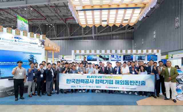 지난 16~18일 베트남 호치민 SECC 전시장에서 열린 ‘ELECS VIETNAM 2025’에 참가한 우리 전력 중소기업 관계자 등이 기념촬영을 하고 있다. /한국전력