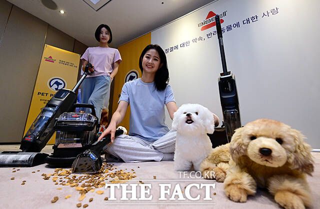 글로벌 홈클리닝 전문 비쎌(BISSELL)이 22일 오전 서울 중구 더 플라자 호텔 서울에서 반려동물 오염 청소에 특화된 초고온 스팀과 강력한 흡입력을 자랑하는 '스팟클린 하이드로 스팀 프로'와 물거레 기능이 추가된 '크로스웨이브 옴니포스 엣지' 제품을 선보이고 있다. /임영무 기자