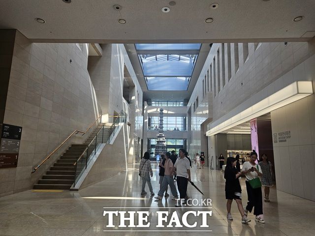 한국인을 포함한 외국인 관람객들이 국립중앙박물관 상설전시관에서 전시를 즐기고 있다. 넷플릭스 애니메이션 영화 '케이팝 데몬 헌터스'의 인기로 인해 한국의 전통문화에 대한 국내외 관람객들의 관심이 증가하고 있다. /김명주 기자