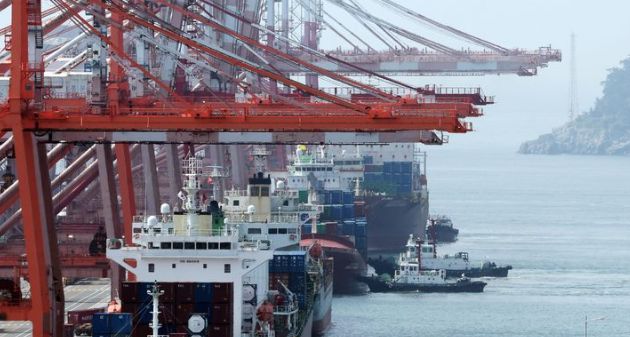 지난달 1일 부산 남구 신선대부두에 접안하고 있는 컨테이너선. / 뉴시스