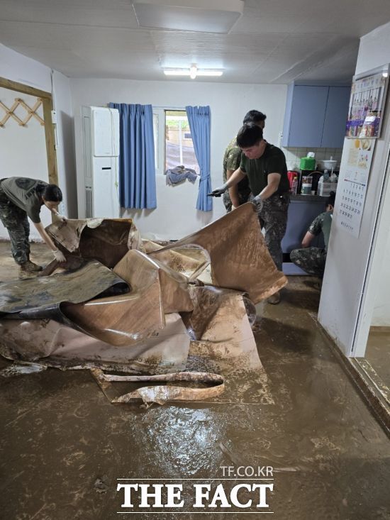 지난 16일부터 20일 새벽까지 내린 극한호우로 집 안까지 토사가 들어온 가평군 조종면의 한 주택에서 인근 군부대 장병들이 응급 복구를 위해 안간힘을 쓰고 있다. /가평군