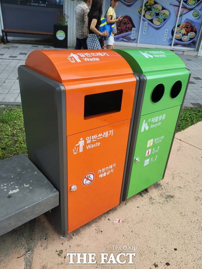 성남시가 중원구 여수동에 설치한 가로 쓰레기통./성남시