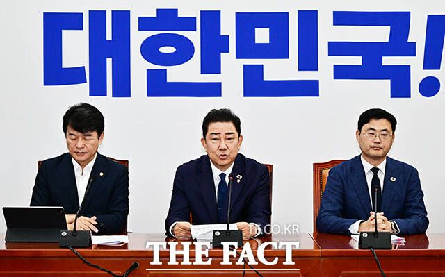 김병기(가운데) 더불어민주당 당대표 직무대행 겸 원내대표가 22일 국회에서 원내대책회의에서 "삶의 터전을 잃고 망연자실하신 국민 여러분께 진심 어린 위로의 말씀을 전한다"라고 말했다. /배정한 기자