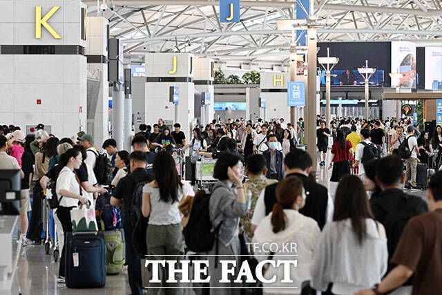 '여름 휴가 시작' 붐비는 인천공항 출국장.
