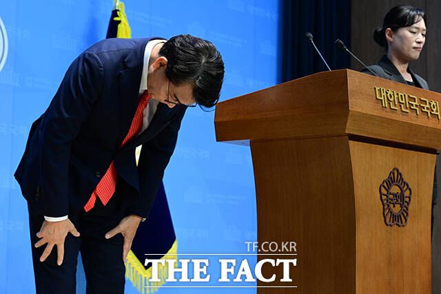 '윤 어게인' 토론회냐는 비판 등 여러 논란에 고개 숙인 윤상현 의원.