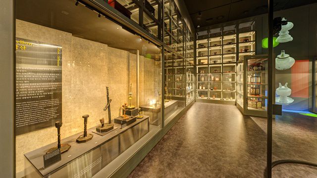 '발화'에서는 기름이나 밀랍을 태워 생성되는 따뜻한 붉은빛을 이야기한다. 등잔, 호롱, 초를 중심으로 선보이는데, 종지형, 호형, 탕기형 등 다양한 형태의 등잔과 호롱을 만나볼 수 있다. /국립민속박물관