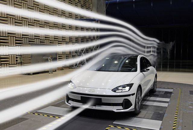 남양연구소 공력시험동에서 아이오닉 6 차량으로 유동 가시화 시험을 하는 모습. /현대차그룹