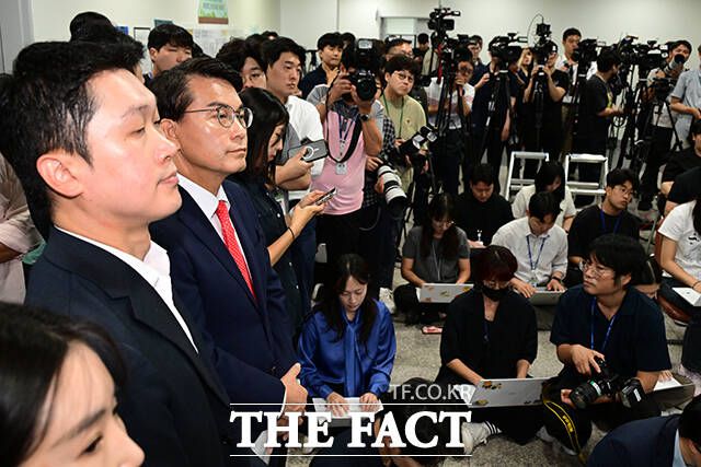 윤상현 의원(왼쪽 두 번째)이 취재진과 질의응답을 하고 있는 주진우 의원을 기다리고 있다.