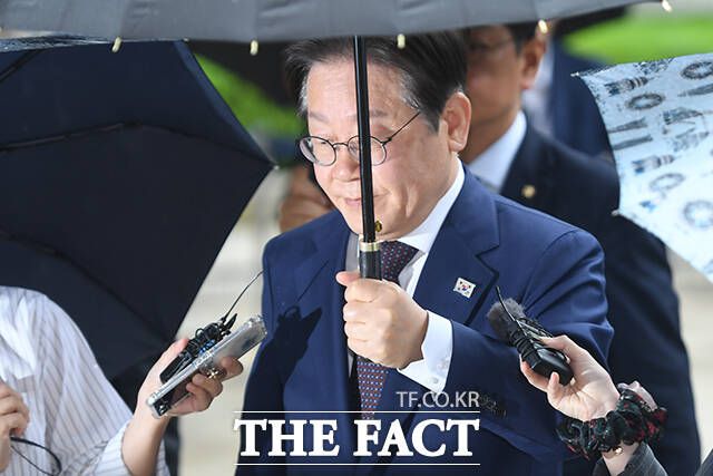 민주당은 이재명 대통령이 기소된 백현동 개발특혜 의혹과 성남FC 후원금 의혹을 두고 "감찰을 실시하라"고 날을 세웠다. 이재명 당시 민주당 대선 예비후보가 지난 4월15일 오전 서울 서초구 서울중앙지방법원에서 열린 '대장동·위례 개발특혜·성남FC 의혹' 관련 공판에 출석하고 있다. /장윤석 기자