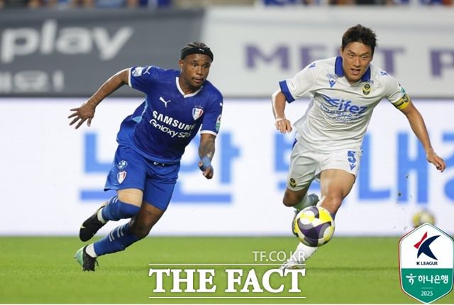 수원 삼성이 무더위와 함께 뜨거운 연승행진을 펼치며 호시탐탐 인천의 1위 자리를 위협하고 있다. 사진은 수원과 인천의 올 시즌 경기 장면../K리그