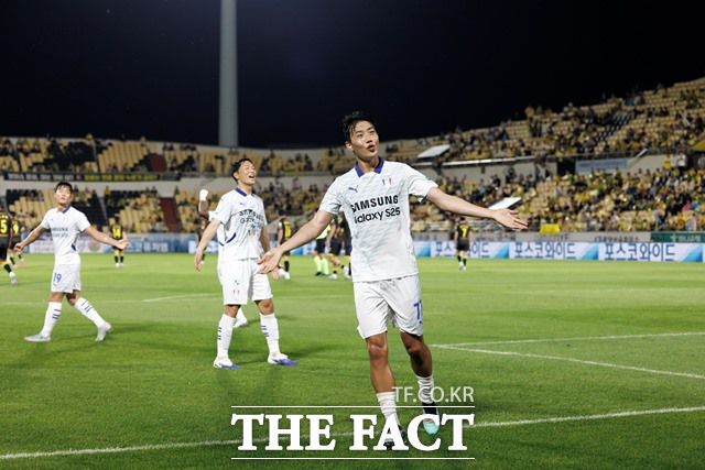 연계부터 해결까지 '팔방미인' 역할을 하고 있는 김지현(수원)./K리그