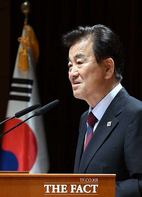 정 장관은 이날 "올해 12월 26일은 시인 김소월이 진달래 꽃을 펴낸 지 꼭 100년이 되는 날"이라며 "100년 공동 행사를 같이 할 수 있다면 얼마나 좋은 일이겠느냐"라고 말했다. /임영무 기자