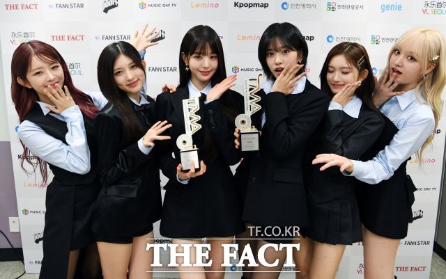 '롤라팔루자'에 2년 연속·총 세 차례 초청받은 유일한 K팝 걸그룹으로 등극한 아이브는 탄탄한 라이브 실력과 여유로운 무대 매너 등을 뽐내며 현장을 뜨겁게 달궜던 만큼 '2025 더팩트 뮤직 어워즈'에서 어떤 퍼포먼스를 펼칠지 기대를 모은다. 사진은 '2023 더팩트 뮤직 어워즈'에 참석해 인터뷰에 앞서 포즈를 취하고 있는 모습. /더팩트 DB