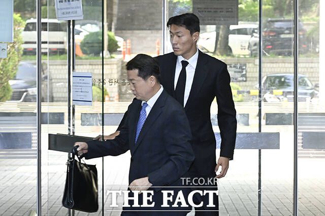 황의조 측 변호인은 "원심 형이 확정되면 국가대표 자격이 사라질 수 있어 선수 생활을 마무리하지 못할 수도 있다"며 선처를 호소했다. /서울중앙지방법원= 장윤석 기자