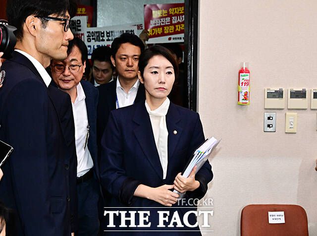 민주당 지도부의 강경 엄호 기조에 반기를 드는 당내 목소리가 속속 분출되며 내부 갈등이 공개적으로 표출되기도 했다. 강 전 후보자가 14일 오전 서울 여의도 국회 여성가족위원회에서 열린 인사청문회에 참석하는 모습. /배정한 기자