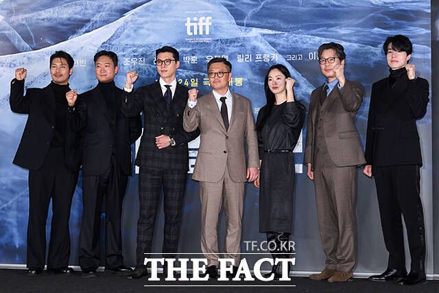 배우 박훈과 조우진, 현빈, 우민호 감독, 배우 전여빈, 유재명, 이동욱(왼쪽부터)이 호흡을 맞춘 영화 '하얼빈'이 제34회 부일영화상 최다 부문 후보에 올랐다. /서예원 기자