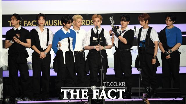 스트레이 키즈는 2018년 초대 시상식에서 신인상에 해당하는 넥스트 리더를 받은 것을 시작으로 매년 트로피를 추가하고 있다. 사진은 '2023 더팩트 뮤직 어워즈' 무대 위에서 수상하고 있는 모습. /더팩트 DB