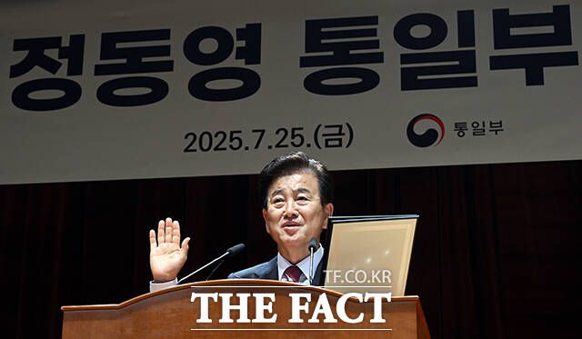 정 장관은 이날 통일부 정상화는 시대적 과제가 됐다며 남북 연락채널 복구, 남북 경협 재개, 사회적 대화 기구 출범 등을 예고했다. /임영무 기자