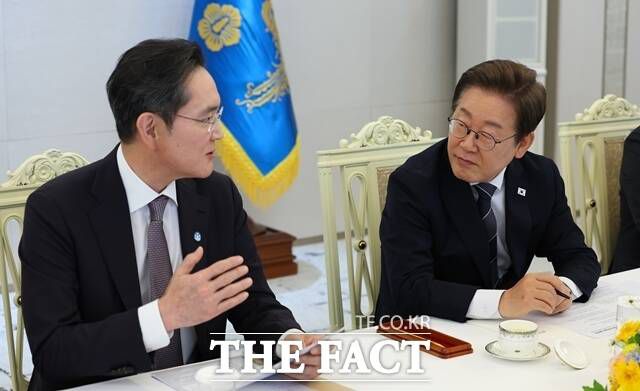 이재용 삼성전자 회장과 이재명 대통령이 지난달 13일 서울 용산 대통령실에서 열린 간담회에서 대화를 나누고 있다. /뉴시스