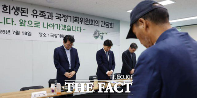 이한주 국정기획위원회 위원장(왼쪽)과 참석자들이 18일 서울 종로구 정부서울청사 창성동 별관 중회의실에서 열린 '지난 정부 노동정책 희생 유족 간담회' 시작에 앞서 추모 묵념을 하고 있다./뉴시스