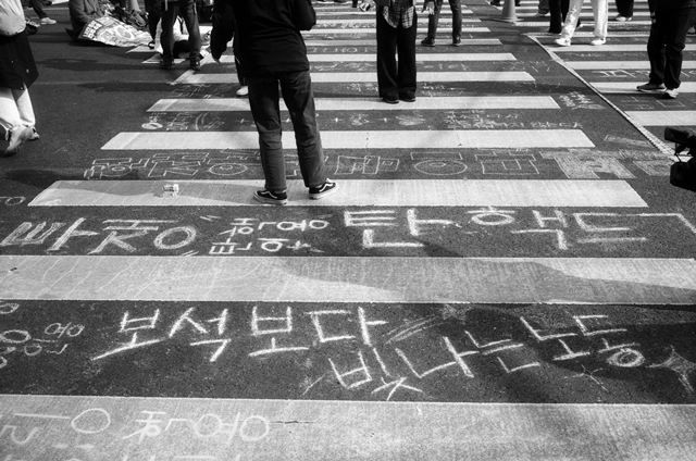 작품명은 'Crossing the line(선을 넘다)'다. 작가는 윤석열 전 대통령의 탄핵 심판 선고날인 4월 4일 아침에 촬영한 것이라며 "더 이상의 설명을 덧붙일 것도 없이 사진이 모든 걸 말해준다"고 했다. 제목에는 민주적이지 못한 행동에 대한 저항과 변화를 위한 행동 등 중의적인 의미가 담겨 있다. /폴 개드 사진가 제공