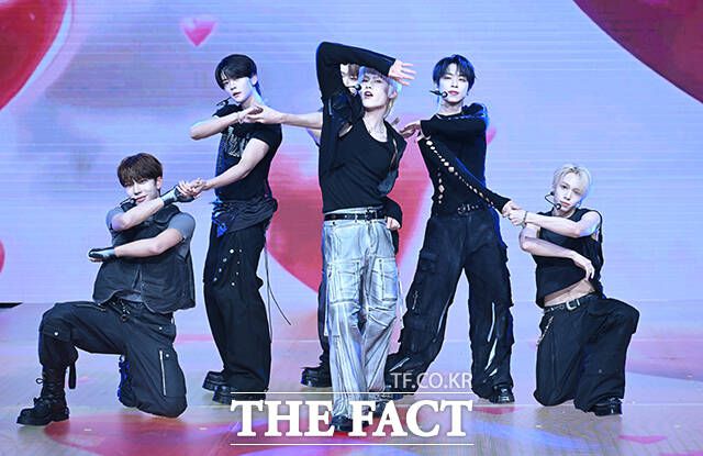 그룹 세븐투에잇(SEVENTOEIGHT)이 28일 오후 서울 마포구 쇼킹케이팝센터에서 데뷔 싱글 '세븐투에잇' 쇼케이스를 열고 글로벌 그룹으로 첫발을 내딛었다. 세븐투에잇은 더블 타이틀곡 'PDSR'과 'DRIP & DROP'으로 상반된 매력을 선보일 계획이다. /장윤석 기자