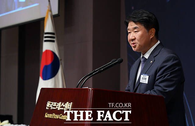 이기헌 더불어민주당 원내대표 비서실장이 축사를 하고 있다.