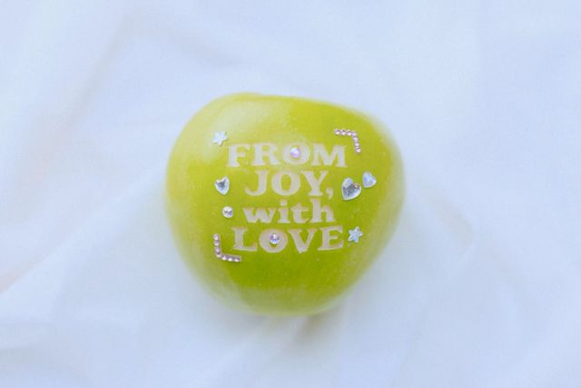 다양한 사랑 이야기를 조이만의 감성으로 풀어낸 6곡이 수록된다. 사진은 'From JOY, with Love' 이미지. /SM엔터