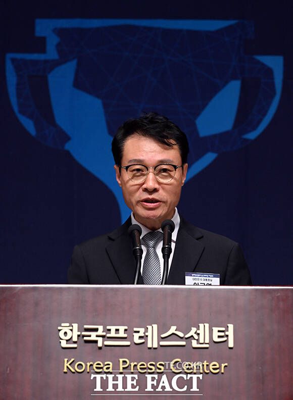 이규연 대통령실 홍보수석이 이재명 대통령의 축사를 대독하고 있다.