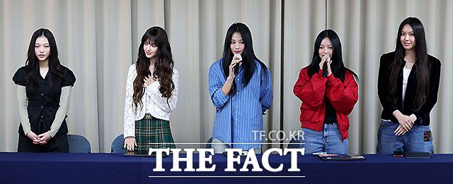 그룹 뉴진스가 어도어와의 전속계약 해지 관련 긴급 기자회견을 하고 있다. 왼쪽부터 해린, 다니엘, 하니, 민지, 혜인.