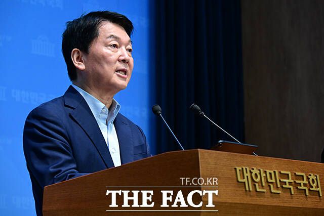 안철수 국민의힘 의원이 29일 국회에서 당대표 선거 출마를 공식 선언했다. 사진은 안 의원이 전날 오전 서울 여의도 국회 소통관에서 기자회견을 열고 '당 혁신안 5대 과제'를 제시하고 있는 모습. /남윤호 기자