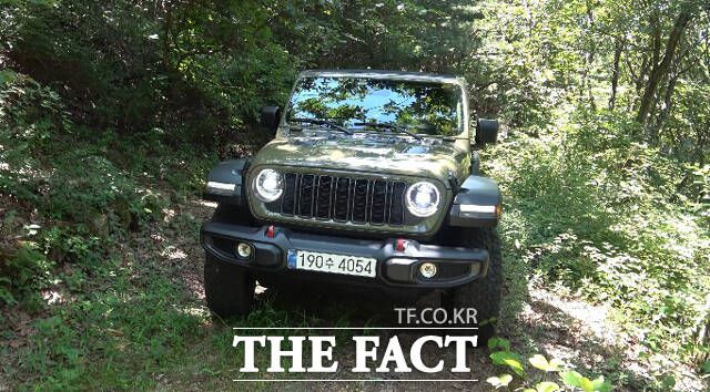 오승혁의 '팩트 DRIVE'는 지프 랭글러 '41 에디션 루비콘 파워탑 트림을 타고 400km를 시승하며 랭글러와 관련된 궁금증의 답을 얻었다. 사진은 랭글러가 파평산 오프로드를 오르는 모습. /파주 파평산=오승혁, 이환호 기자