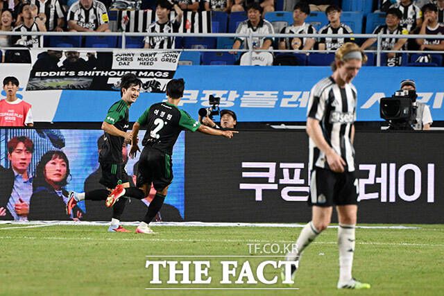 김진규(왼쪽)가 30일 오후 경기도 수원시 팔달구 수원월드컵경기장에서 열린 팀 K리그와 뉴캐슬 유나이티드의 쿠팡플레이 시리즈 1경기에서 득점 후 기뻐하고 있다./수원월드컵경기장=남용희 기자